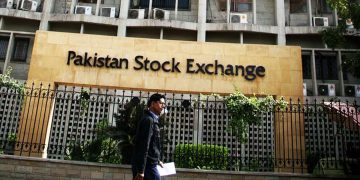 PSX stumbles over geopolitical tensions, oil price surge