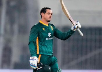 de kock smashes century