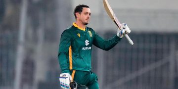 de kock smashes century